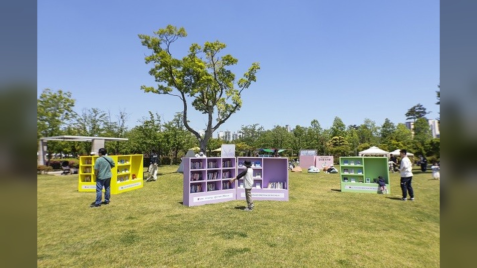 부산시민공원 ‘잔디밭 도서관’ ... 1만6천여 명 발길 잇다