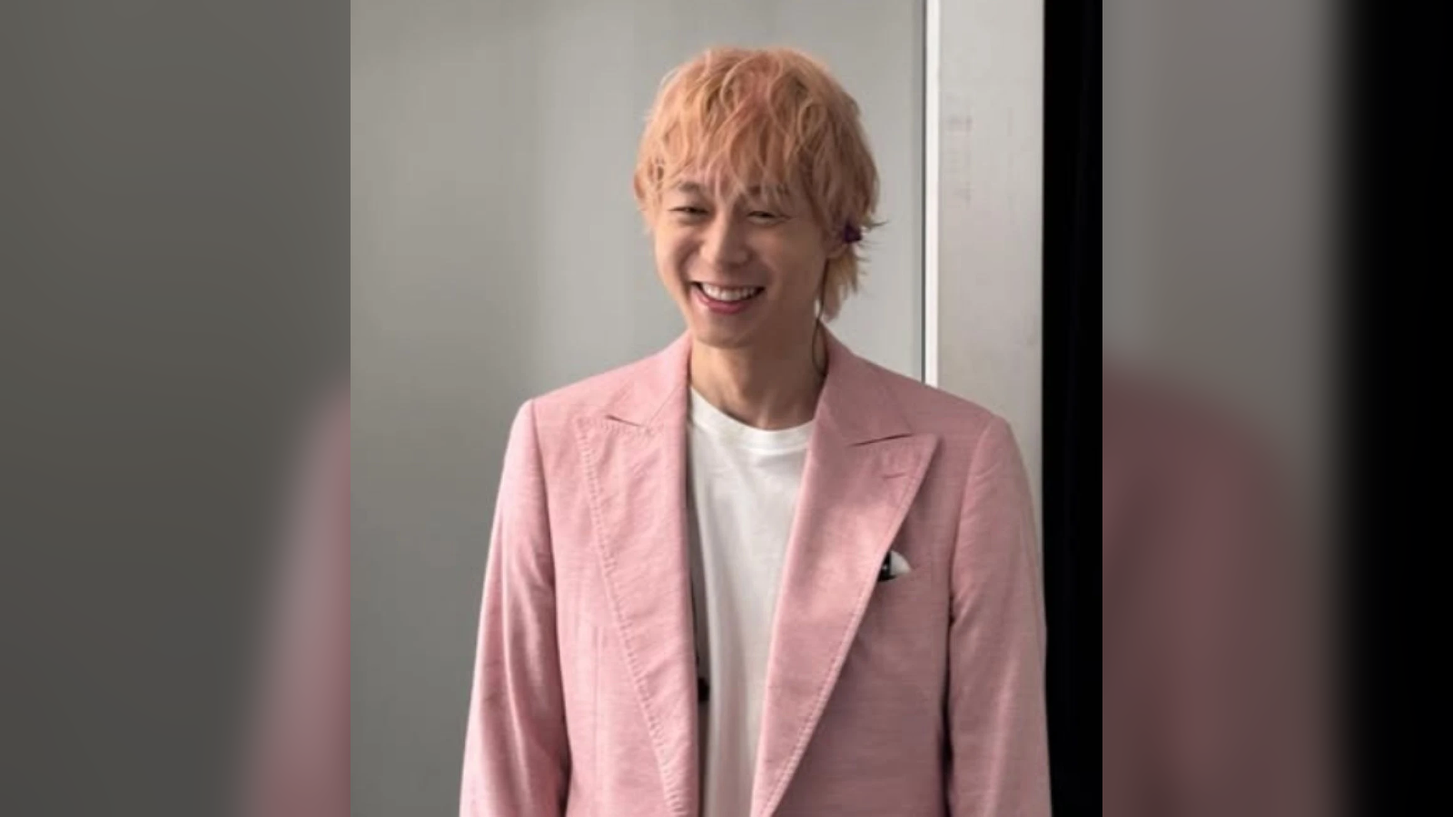 Park Yoo-chun, transformado con cabello rubio, comparte su actualidad en un escenario de …