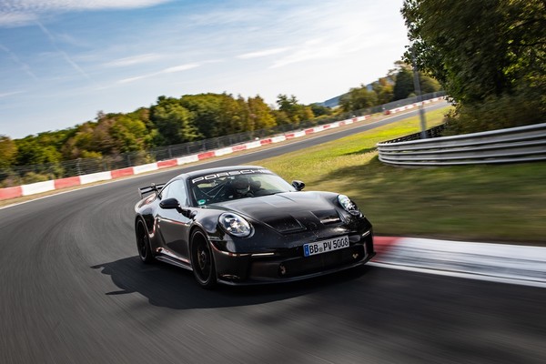 뉘르부르크링  6분 59.927초 '포르쉐 911 GT3', 미쉐린 파일롯 스포츠 컵 2 탑재