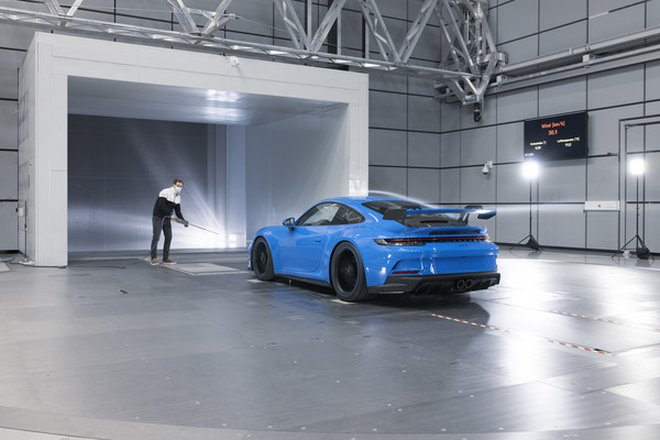 윈드 터널 테스트 중인 포르쉐 911 GT3 (992)