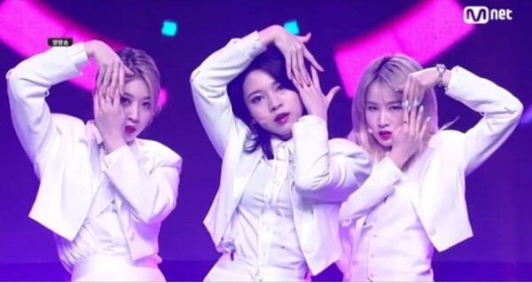 써드아이(3YE), ‘엠카’서 신곡 ‘STALKER’ 무대. “강렬 퍼포먼스”