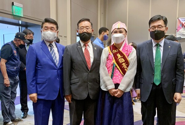 한국농수산식품유통공사 김춘진 사장(우측 첫 번째), 최석호 하원의원(좌측 두 번째), 한식세계화협회 임종택 회장(좌측 첫 번째)