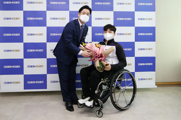 오병권 경기도지사 권한대행이 윤지유 탁구선수에게 꽃다발을 증정