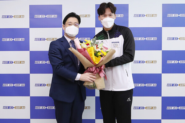 오병권 경기도지사 권한대행이 이무용 육상 선수에게 꽃다발을 증정