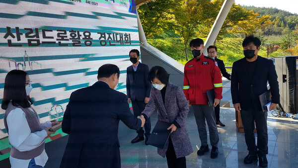 산림드론 활성화 유공자 표창 수여-농림식품부장관 표창장 1점 , 산림청장 표창 3점
