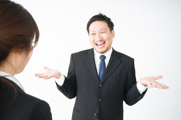 나이 차이 많이 나는 상사가 자꾸 여행 가재요