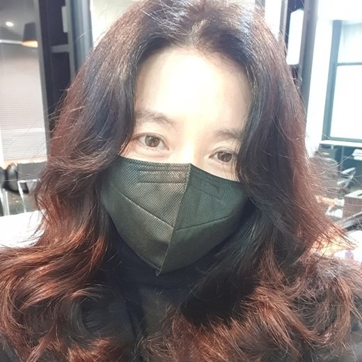 이영애, 역시 참전 용사의 딸... 우크라이나에 1억원 기부