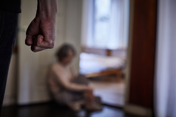 아버지에게 폭력을 당할 때 가만히 보고만 있던 어머니가 이젠 싫습니다