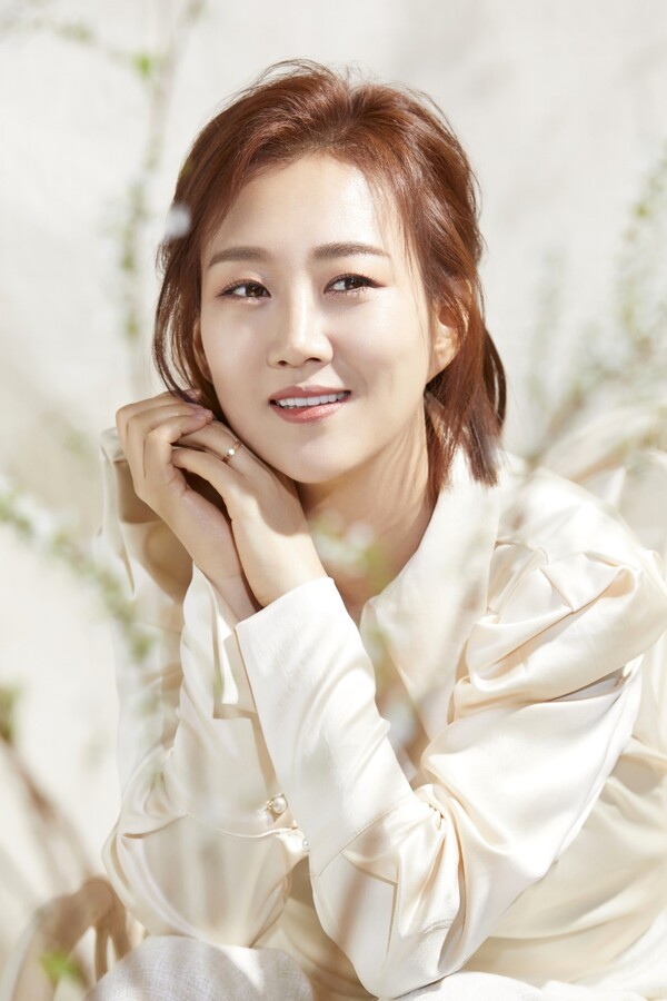 ‘트로트의 여왕’ 장윤정, 오는 19일 새 미니앨범 ‘estrena’로 돌아온다. “관심 집중”