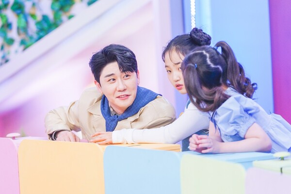 '개나리학당' 영탁, 개나리들과 찰떡 케미 과시. "'전복 먹으러 갈래'로 흥 폭발"