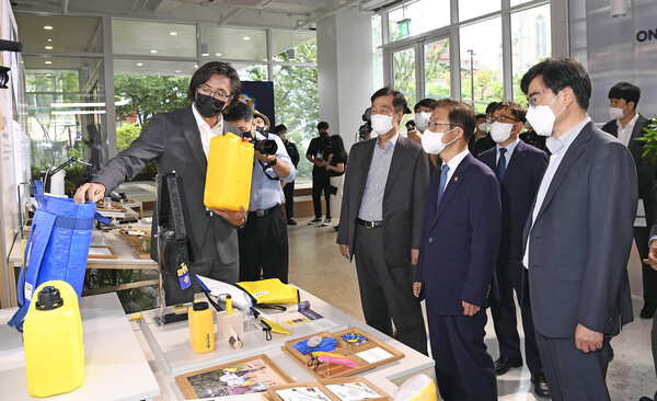 박중열 제리백 대표로 부터 설명을 듣고 있는 권오규 이사장, 이정식 장관, 공영운 사장