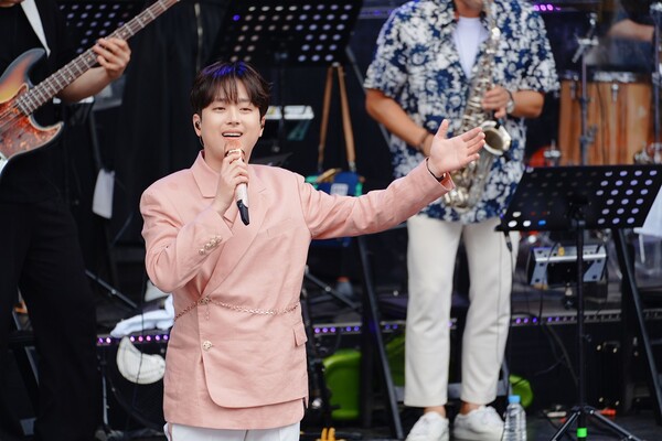 장민호X이찬원 ‘민원만족’, 전주 콘서트 야외 우천속에도 성료. “6천관객 열광”