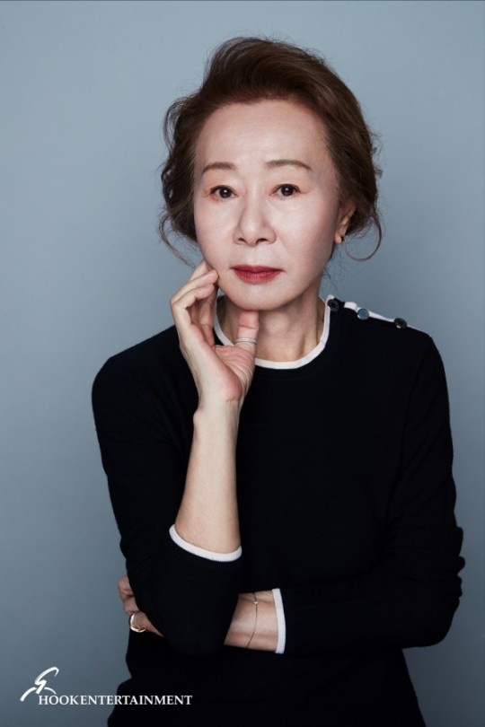 윤여정, “소속사는 일하는 곳인데…” 후크 소속사 떠난 이유 밝혀져 
