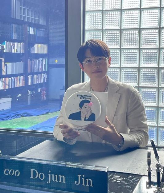 ‘열애설’ 송중기, 여자친구 영국 연인 알수록 놀라워 ‘왜?’