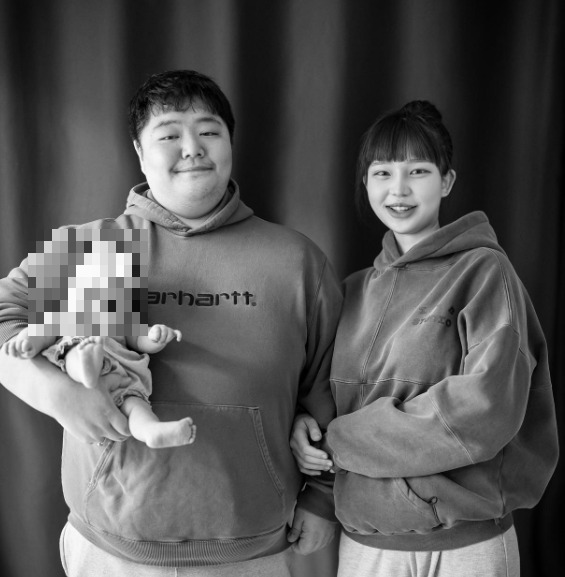 '21세 출산' 산범, 공혁준과 딸 가족사진 공개