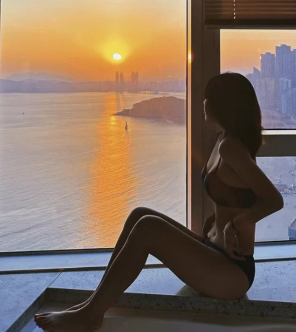44kg 감량, '故 최진실 딸' 최준희, 창가에서 비키니만 입고…