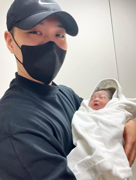비와이, 결혼 3년 만에 아빠됐는데 "하나님이 낳았냐?"