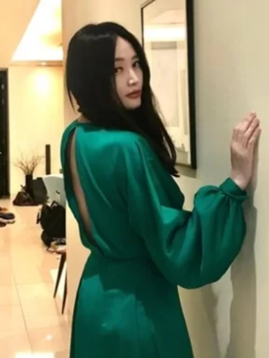 54살 김혜수, 뒤 뻥 뚫린 아찔한 드레스+고혹적 눈빛