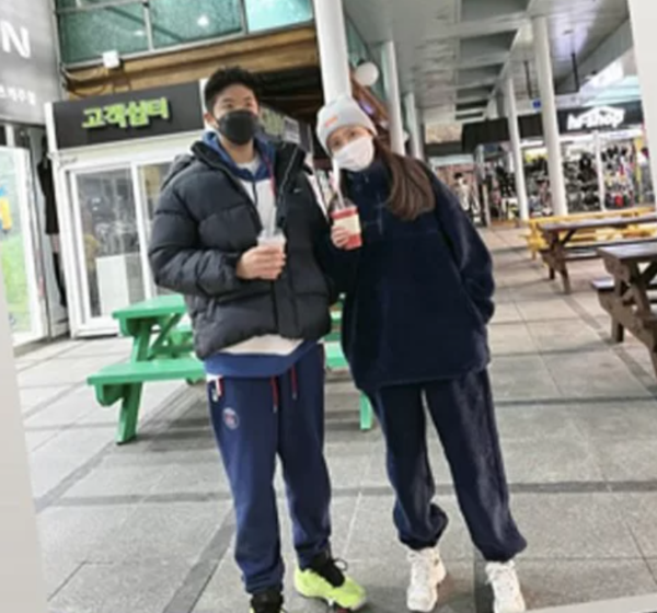 정시아, 남편 아닌 다른 남성과…176cm 듬직 피지컬 눈길