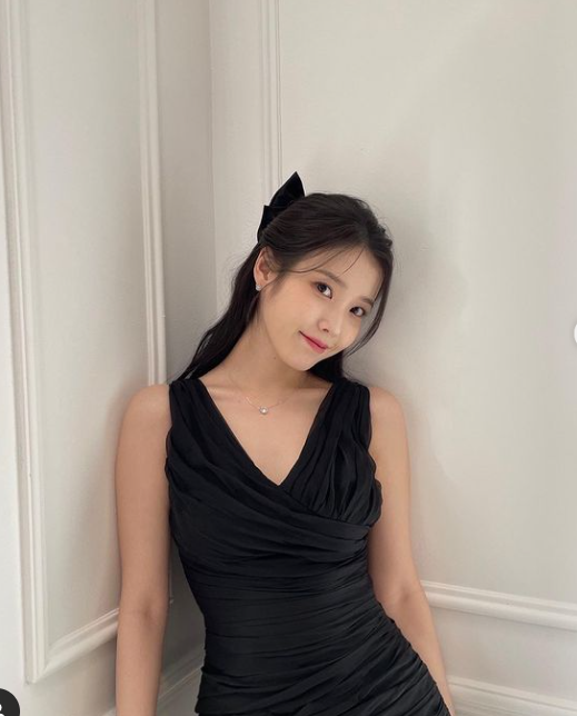아이유, 자기가 뺨 때린 사람의 결혼식에서 축가를?