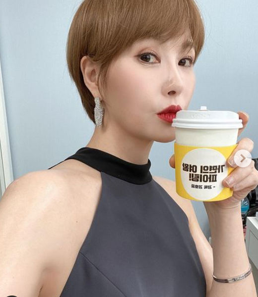 낼 모레 50대 맞아? 김선아, 어깨 노출로 섹시미 발산