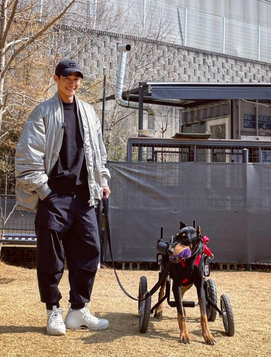 "사랑한데이 우리 딸" 배정남, 전신마비 판정 벨과의 근황 화제