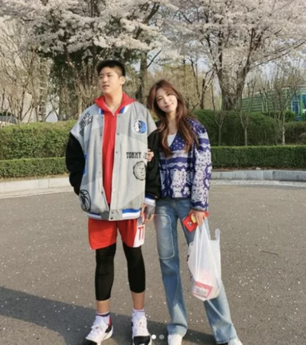 정시아, 남편 아닌 다른 남자와 팔짱끼고…