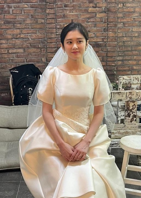 장나라, 또 결혼? 웨딩드레스 입은 근황 화제