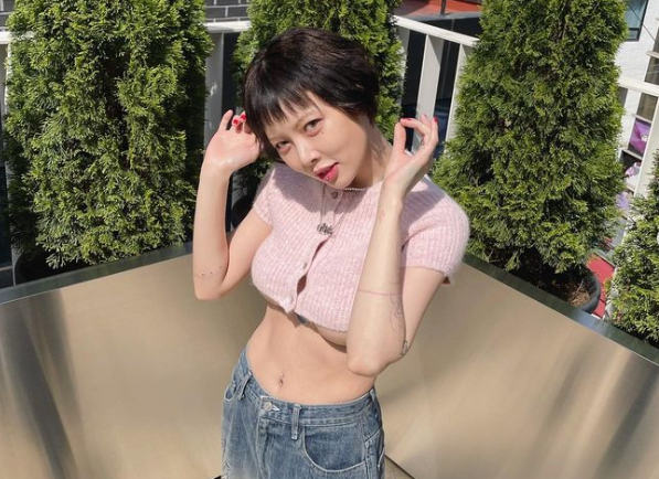 가수 현아, 파격 언더붑 패션 눈길