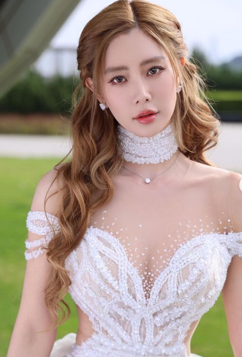 클라라 맞아? 달라진 비주얼 '깜짝' 볼륨감은 '여전'