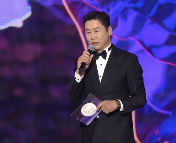 신동엽, '성+인물' 논란 의식했나 백상에서 '헉'