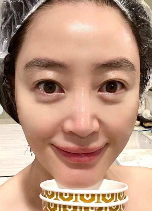 김혜수, 50대에도 주름 하나 없는 아기피부