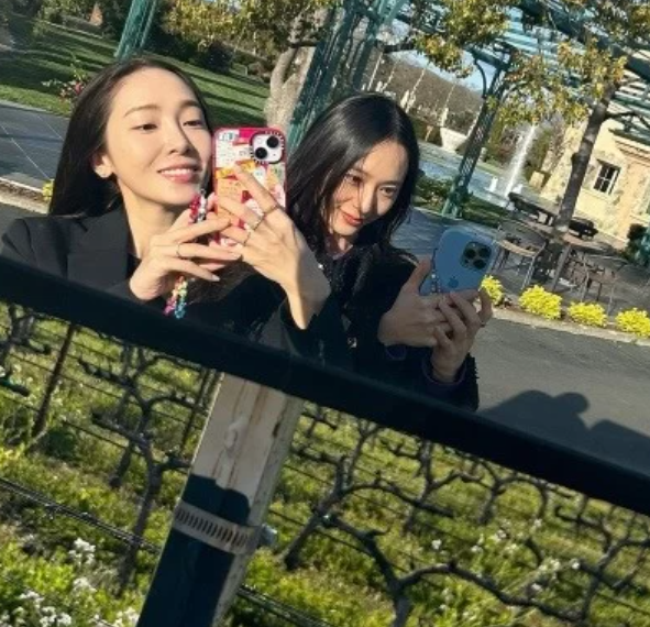 '정자매' 제시카·정수정 손 꼭 잡고 데이트 눈길