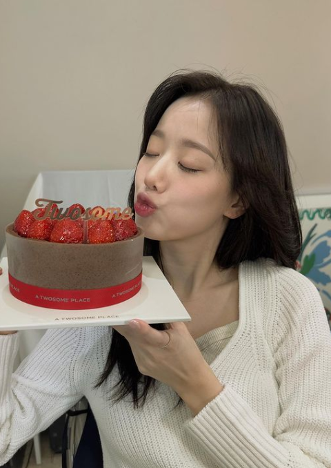 에이프릴 출신 이나은, 근황에 "사랑 가득한 시간"