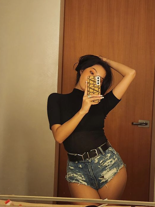 화사, 외설 퍼포먼스 논란에도 인스타에…