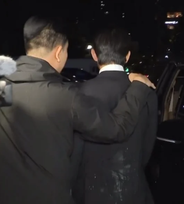 유아인, 커피 맞기 전후 표정 보니 '헉'