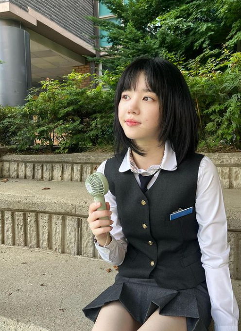 이승기 처형·이다인 언니 이유비, 교복 입고 동안 미모 발산