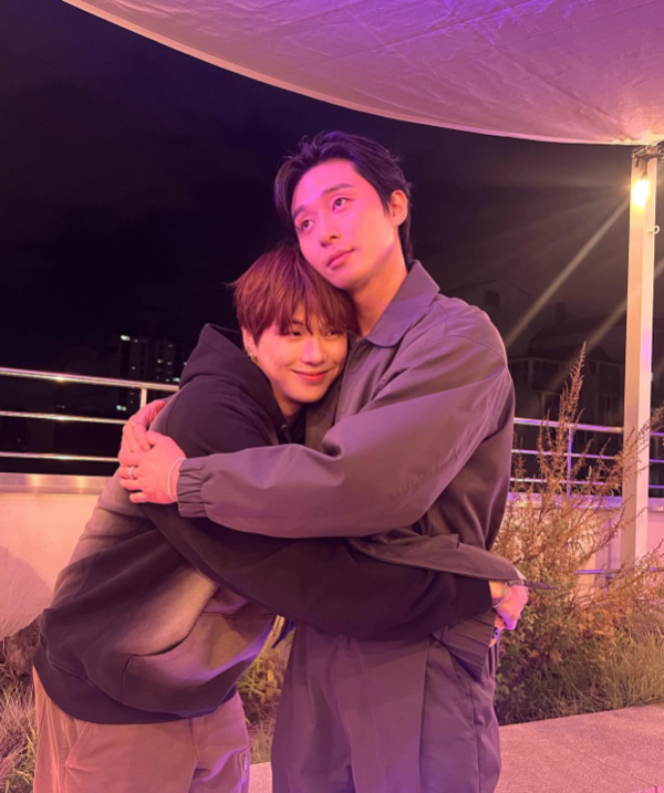 강다니엘, 누군가의 품에 폭 안겨서…충격적 조합