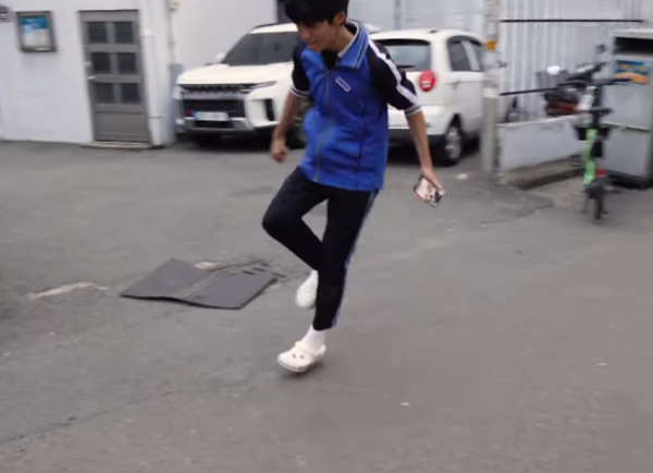 '공중부양 댄스'로 1억 뷰 넘긴 한국인 정체 화제