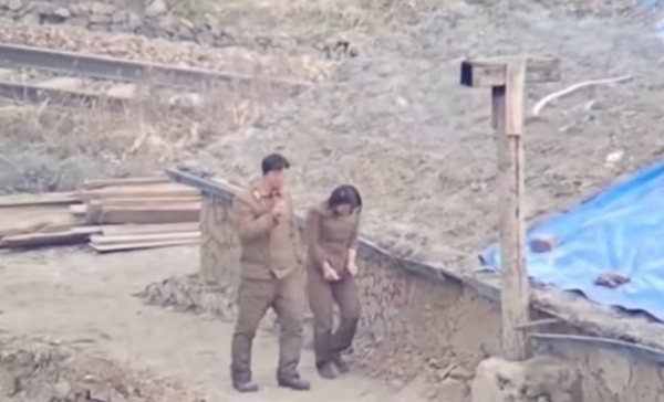 북한 여군 일상 사진 공개에 '충격' 하체에 불편함 느끼며… 