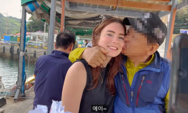 "오빠라고 해봐" 외국 여성 주물럭거리며 뽀뽀까지 한 남성 논란