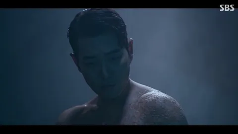 Joo Sang-wook, as sociopath Joo Kang-chan in 'Agent Kim Reactivated', alongside So Ji-sub