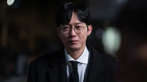 지성, 꽃분홍 유세복 입고 '아파트' 동대표 선거판