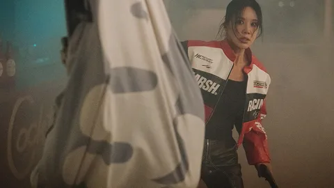 엄정화, 복근으로 증명한 '오케이 마담2' 액션 자신감