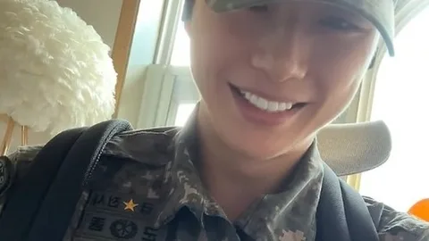 Kang Daniel sonriendo mientras abraza a su gato, se alista en el ejército como instructor…