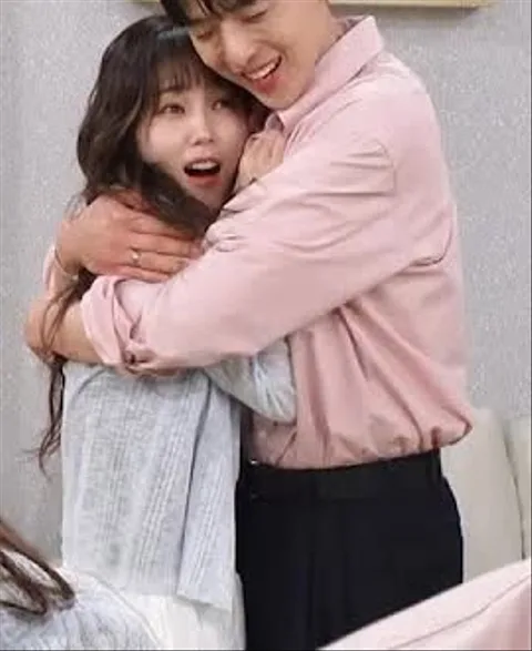 In the drama 'Our Happy Days,', Yu Jin-seok and Kim Na-ri's relationship shifts as they b…