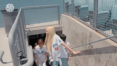 La vida cotidiana de XG disfrutando de una barbacoa y béisbol en LA