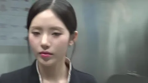 Jiwon de Fromis 9 fortalece sus antebrazos trabajando en una taberna coreana