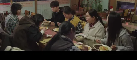 En la serie 'Apartment.', Moon So-ri se convierte en la mano derecha de Jisung, asumiendo…