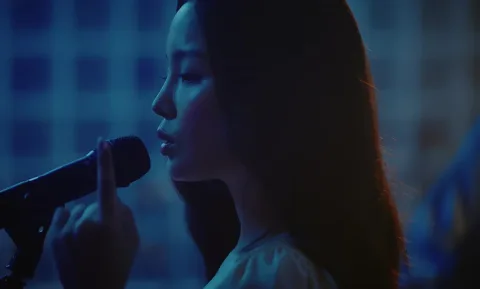 Lee Hi showcases 'EASY' and 'HON2ST' through live performance videos
